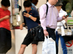 Smartphone Walking Commuter Clocks 21 Seconds Without Looking Up