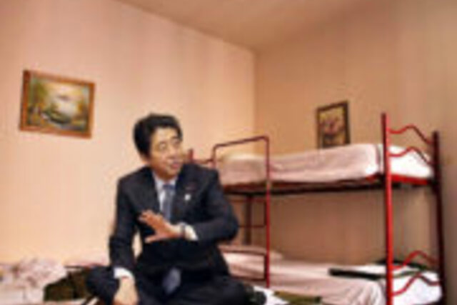 Abe Forced To Order Takeaway After Surprise Visit On Pearl Harbour