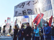 男性が バレンタインデー反対デモに参加、母親が部屋の掃除をする絶好の機会に