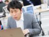 男性会社員、頑張って働いているように見えるように頑張る