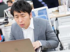 男性会社員、頑張って働いているように見えるように頑張る